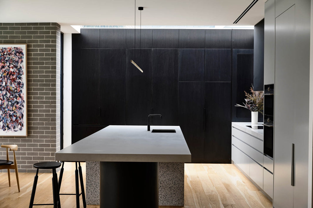 10 Stylish Ideas to Transform Kitchens with Black Sinks - TITAN